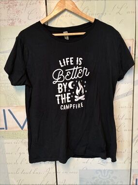 Black Graphic Tee "Life Is Better By The Campfire" SZ XL